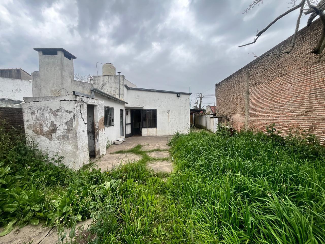 Foto de Casa a Refaccionar en Venta en Los Hornos, imagen 5