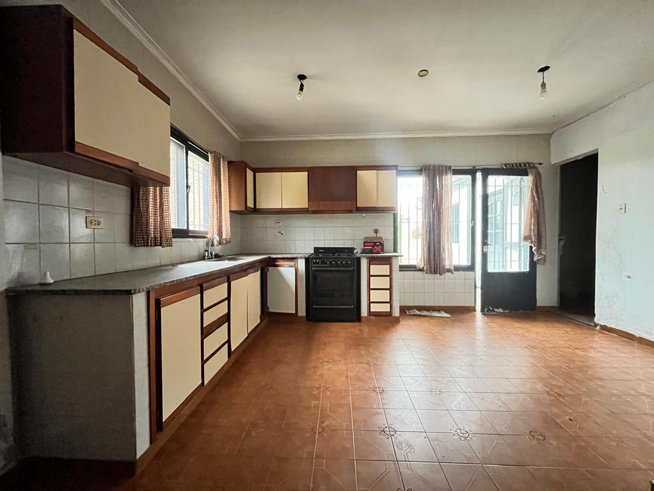 Foto de Casa a Refaccionar en Venta en Los Hornos, imagen 2