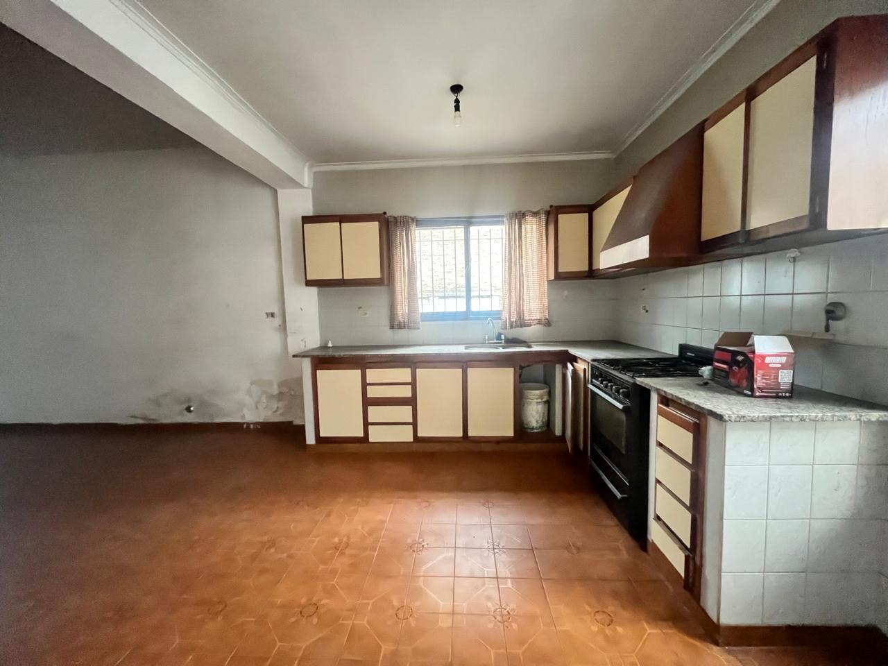 Foto de Casa a Refaccionar en Venta en Los Hornos, imagen 1