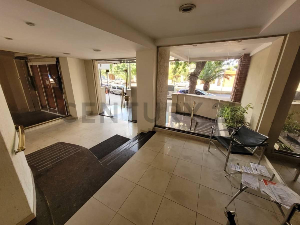 Foto de Departamento Semipiso de 2 Dormitorios en Edificio Building en Venta, imagen 1