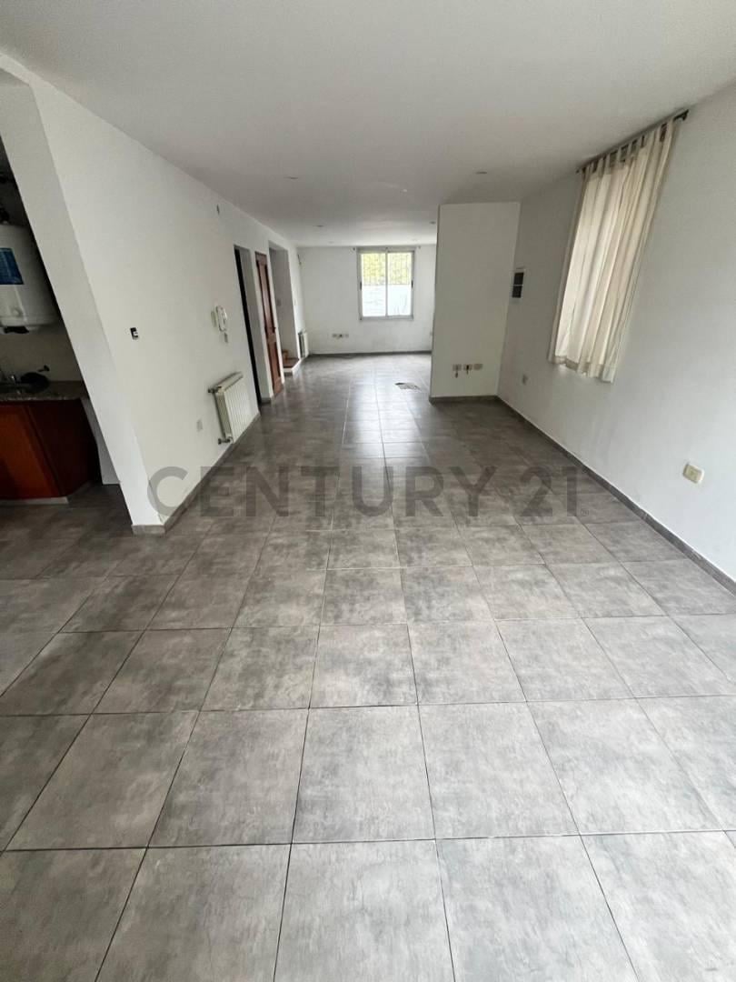 Foto de Casa Tipo Duplex de 3 dormitorios en Venta en Gonnet, imagen 2