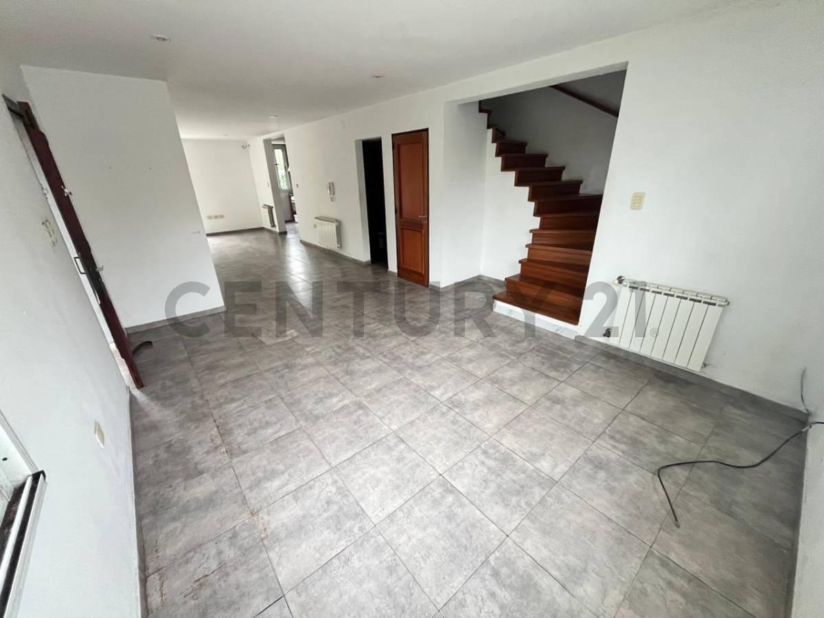 Foto de Casa Tipo Duplex de 3 dormitorios en Venta en Gonnet, imagen 1
