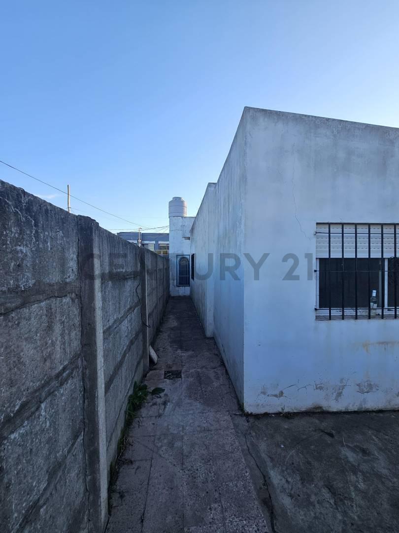 Foto de Casa a Reciclar en Venta en Los Hornos, imagen 2