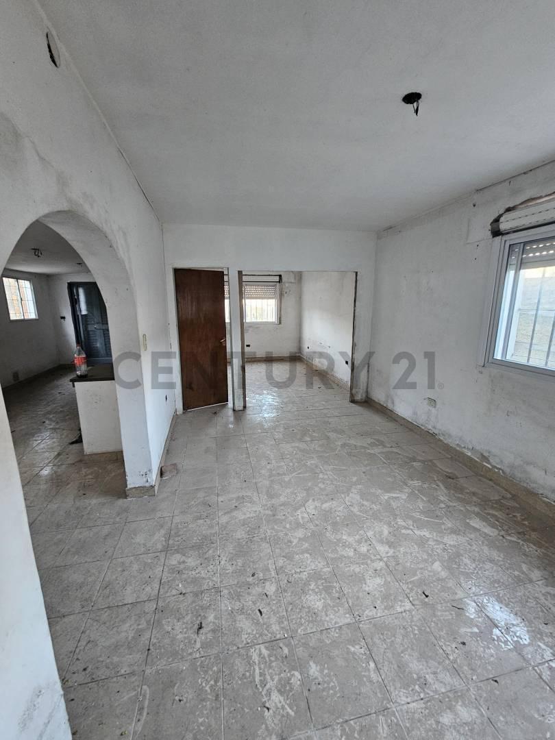 Foto de Casa a Reciclar en Venta en Los Hornos, imagen 3