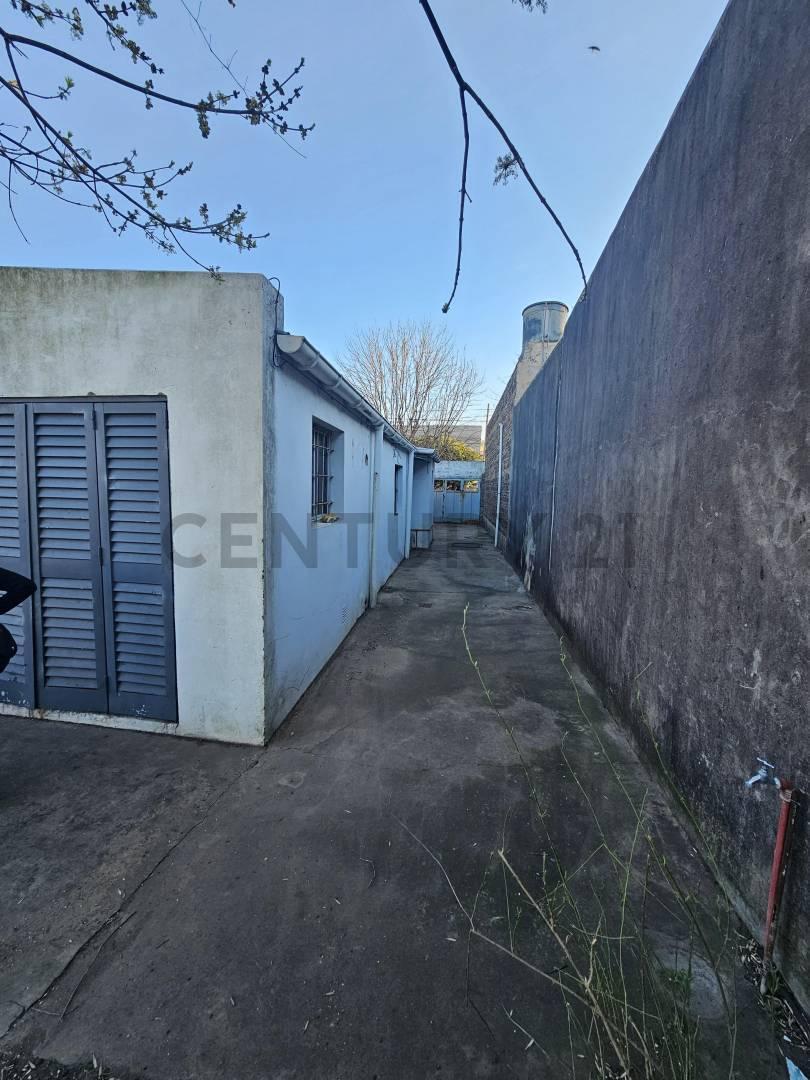 Foto de Casa a Reciclar en Venta en Los Hornos, imagen 1