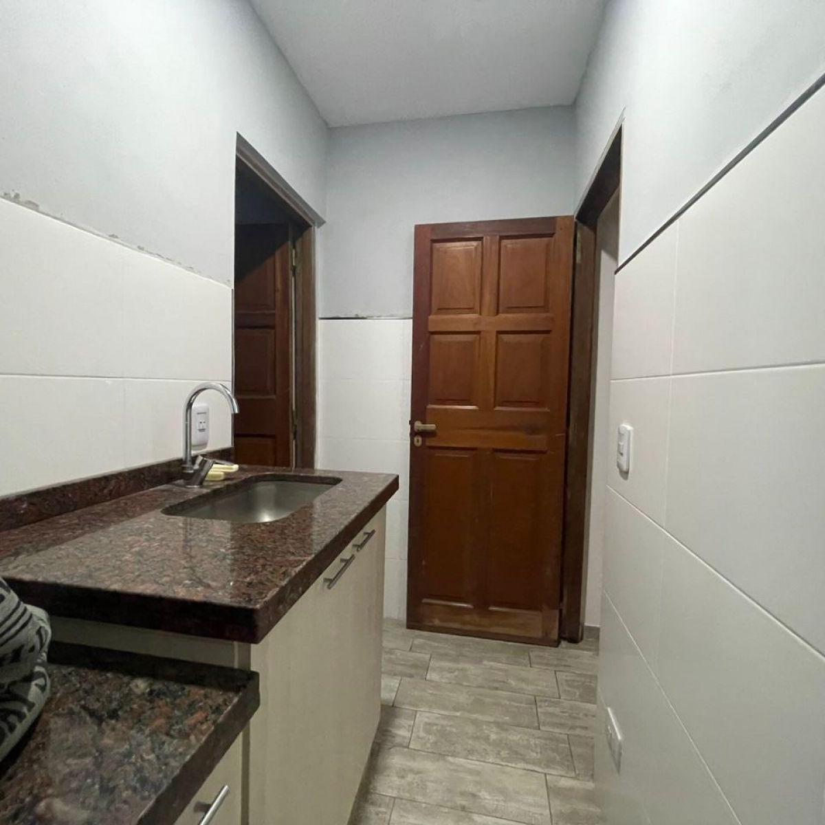 Venta Casa 2 Dorm., Cochera, Quincho y Pileta en Fisherton 3