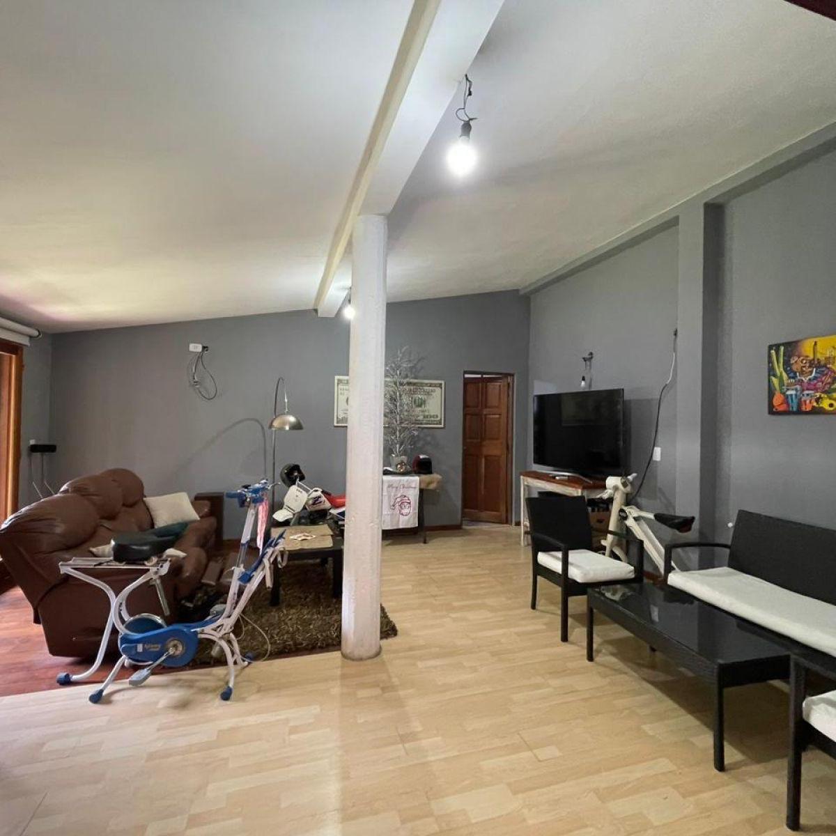 Venta Casa 2 Dorm., Cochera, Quincho y Pileta en Fisherton 2