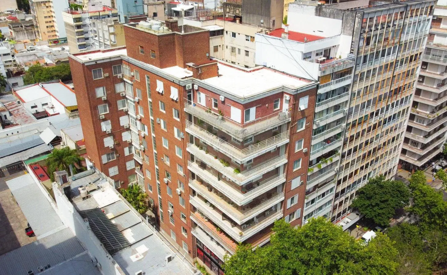 LOCAL PREMIUM FRENTE A PLAZA PRINGLES- ZONA CENTRO 2