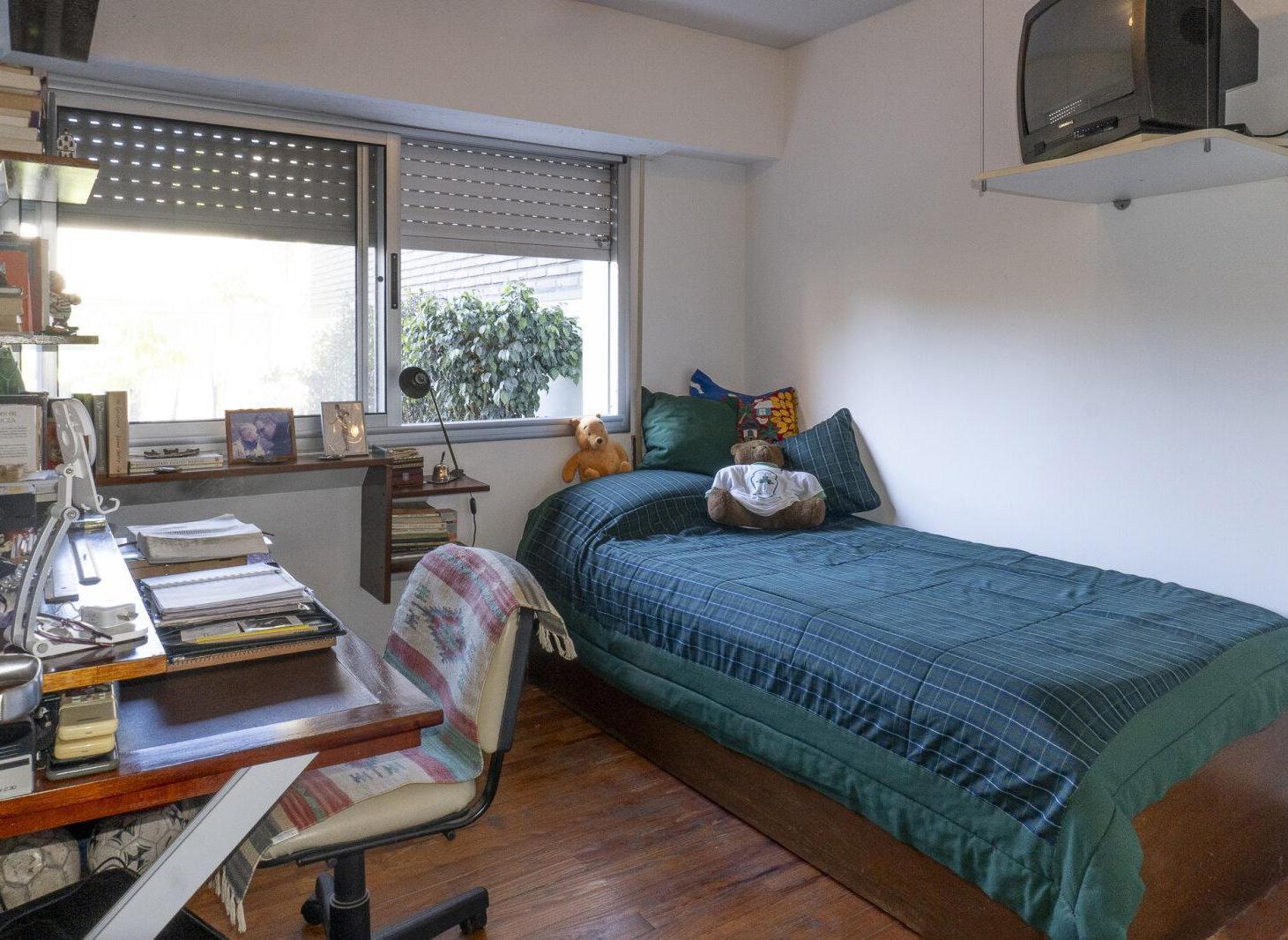 Foto de VENTA DEPARTAMENTO DOS DORMITORIOS QUINCHO PATIO Y COCHERA., imagen 2