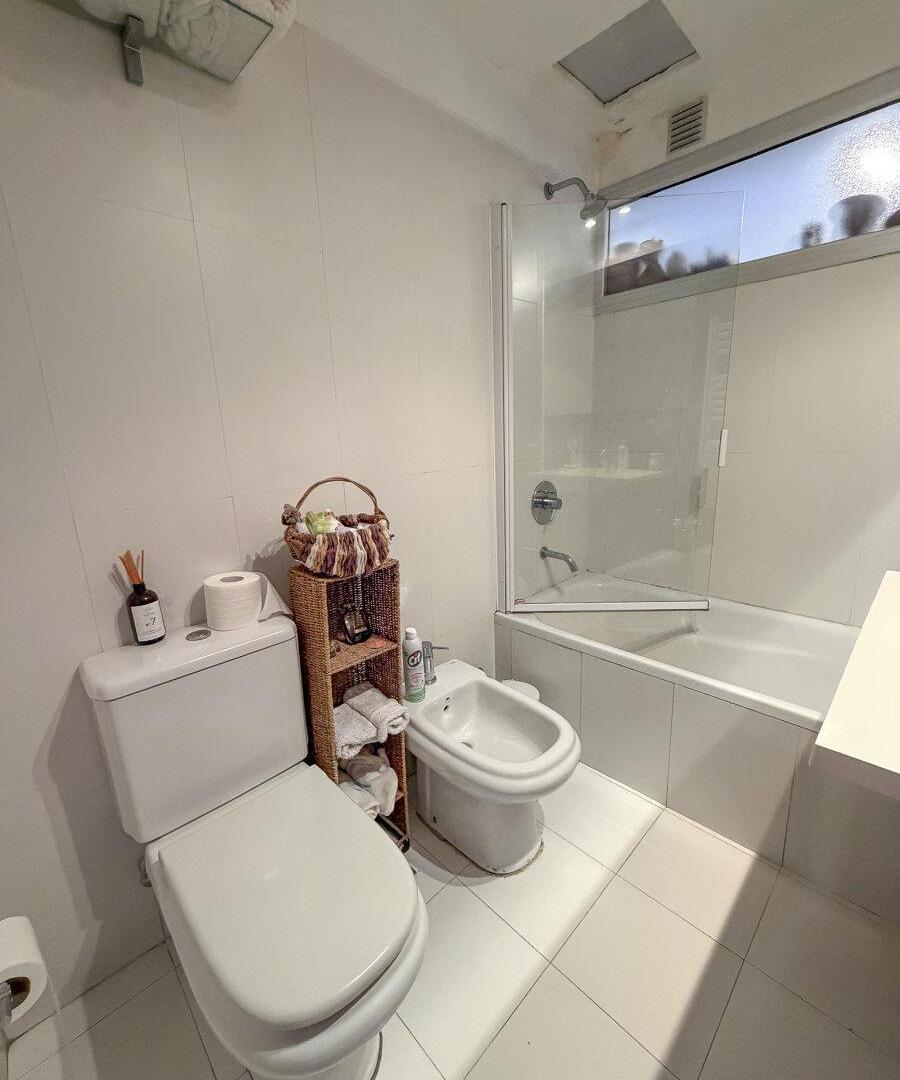 Foto de VENTA DEPARTAMENTO DOS DORMITORIOS QUINCHO PATIO Y COCHERA., imagen 5