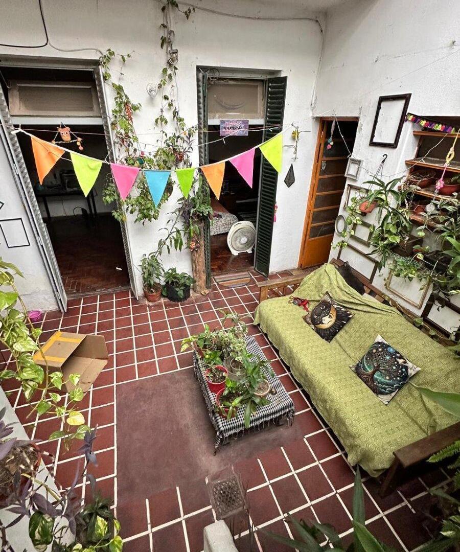 Foto de VENTA DEPARTAMENTO DE PASILLO 2 DORMITORIOS GABOTO 1200 - Patio y, imagen 1
