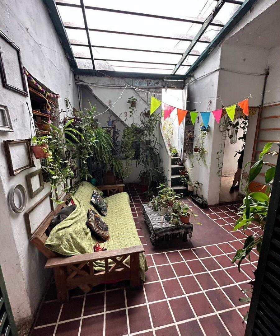 Foto de VENTA DEPARTAMENTO DE PASILLO 2 DORMITORIOS GABOTO 1200 - Patio y, imagen 4