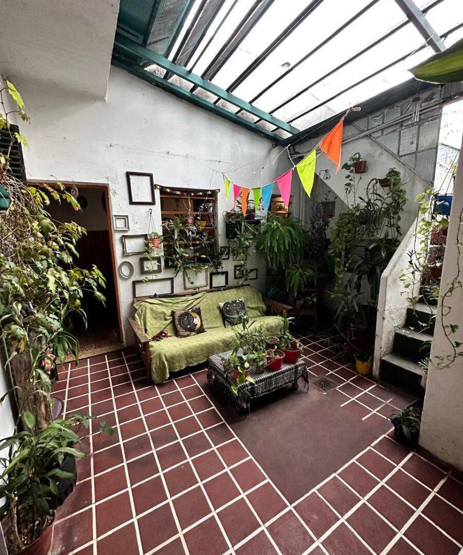Foto de VENTA DEPARTAMENTO DE PASILLO 2 DORMITORIOS GABOTO 1200 - Patio y, imagen 3