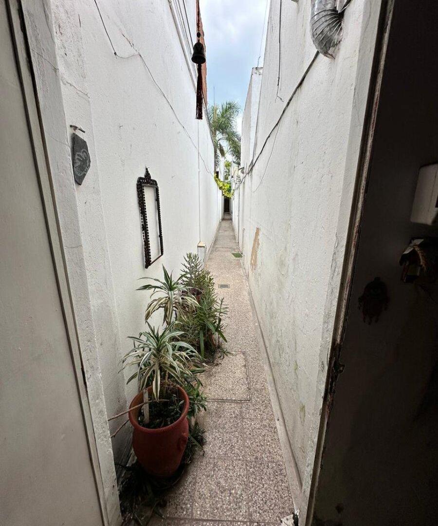 Foto de VENTA DEPARTAMENTO DE PASILLO 2 DORMITORIOS GABOTO 1200 - Patio y, imagen 5
