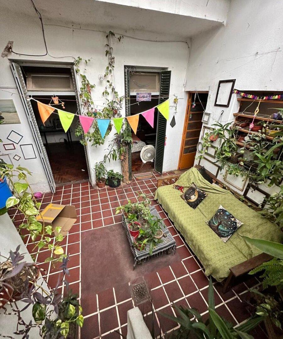 Foto de VENTA DEPARTAMENTO DE PASILLO 2 DORMITORIOS GABOTO 1200 - Patio y, imagen 2