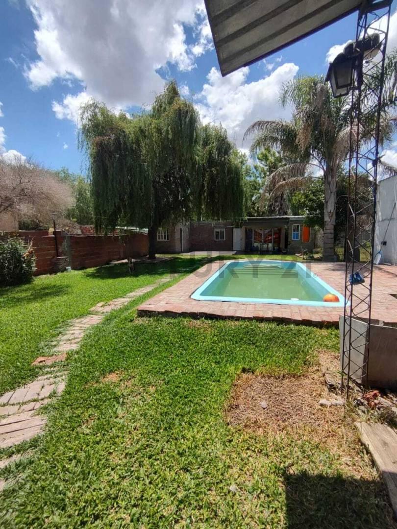 VENTA CASA CON PILETA AMPLIO TERRENO