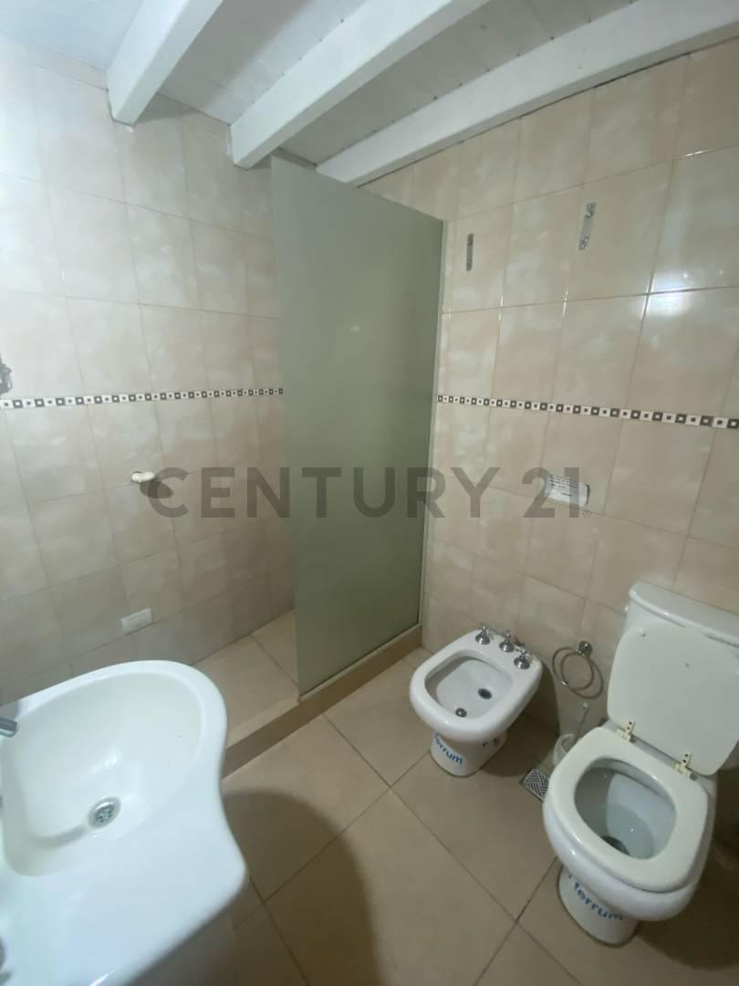 Venta - Casa con Pileta en Ibarlucea 5