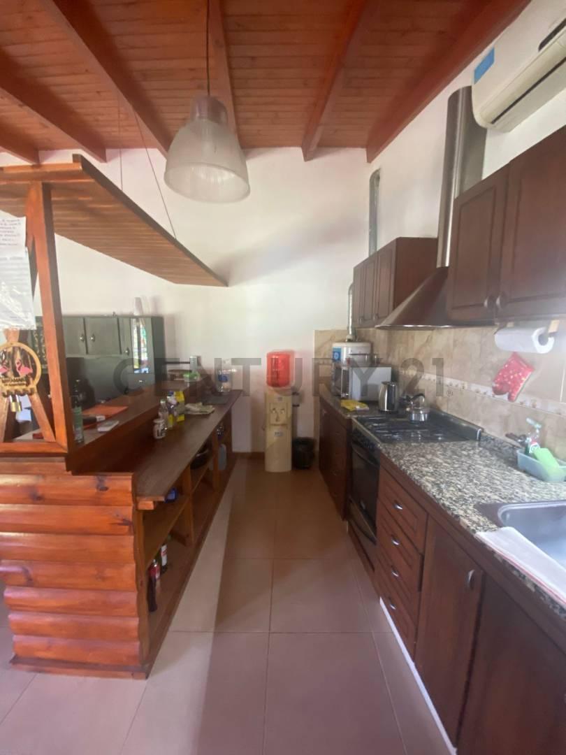 Venta - Casa con Pileta en Ibarlucea 3