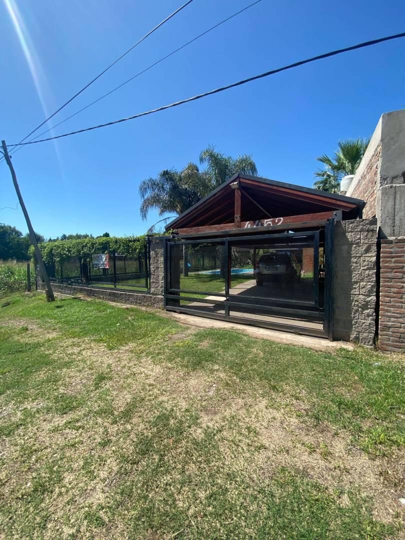 Venta - Casa con Pileta en Ibarlucea 2