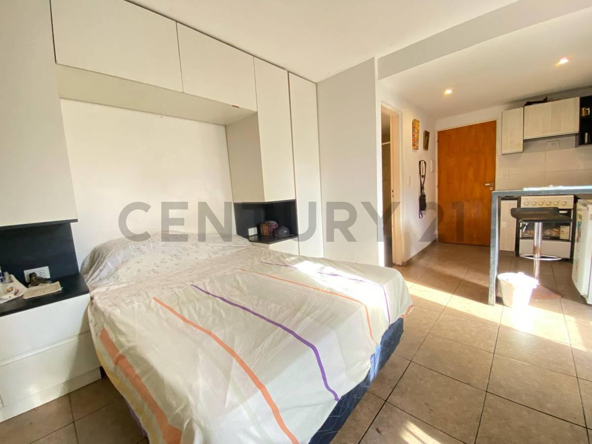 VENTA - DEPARTAMENTO MONOAMBIENTE - APTO CREDITO- A Metros de Av Pellegrini.