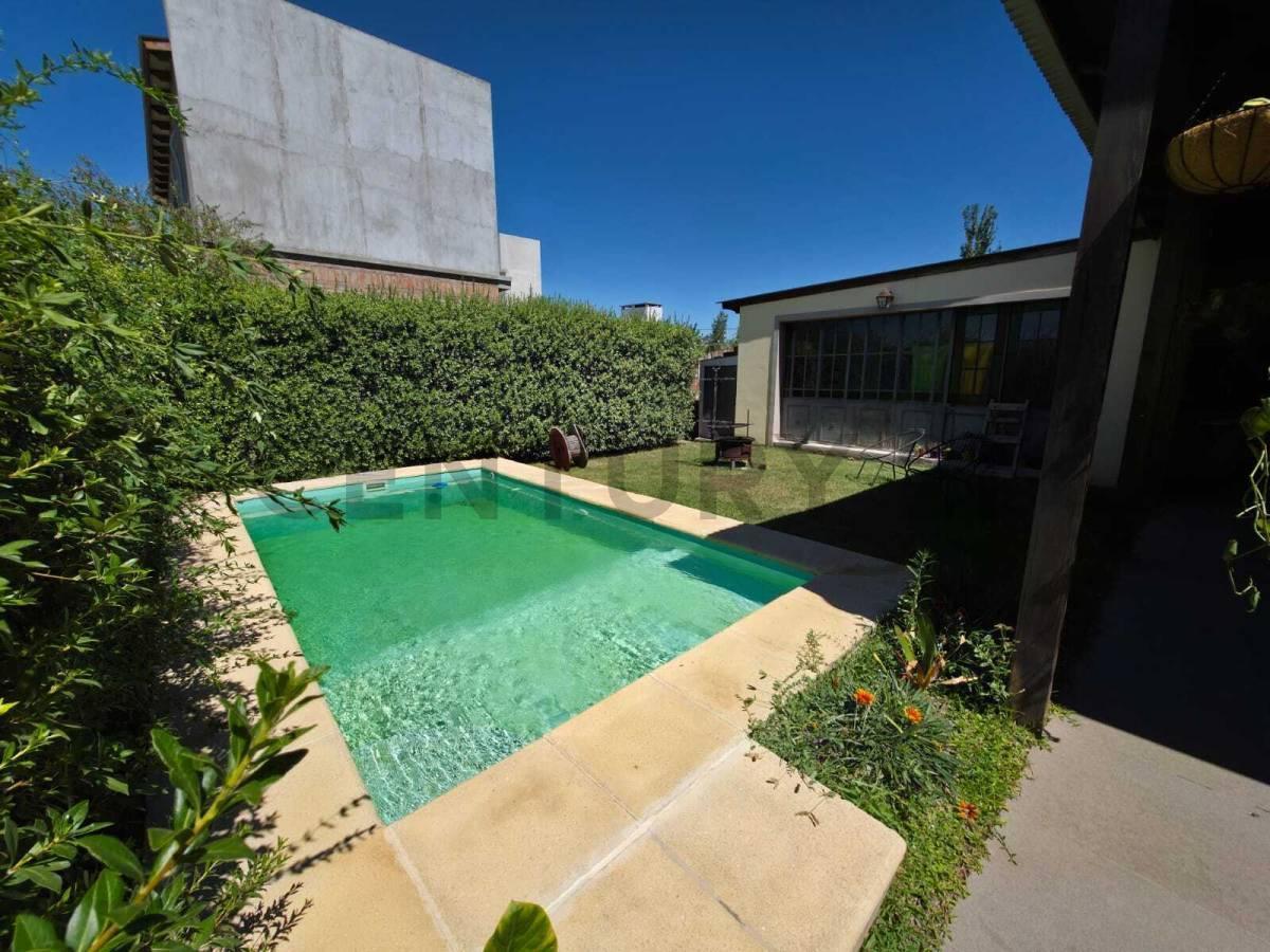 PUNTA CHACRA - VENTA !!! CASA 2 DORMITORIOS - PISCINA - QUINCHO - DEPENDENCIAS - ROLDAN