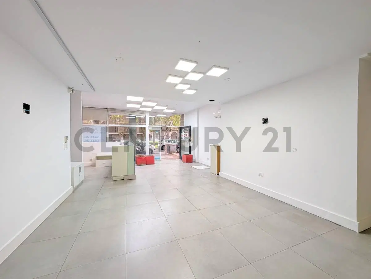 LOCAL COMERCIAL | PLANTA BAJA Y ENTREPISO | 340 M2 | USO PROFESIONAL | PATIOS | BV. OROÑO 2