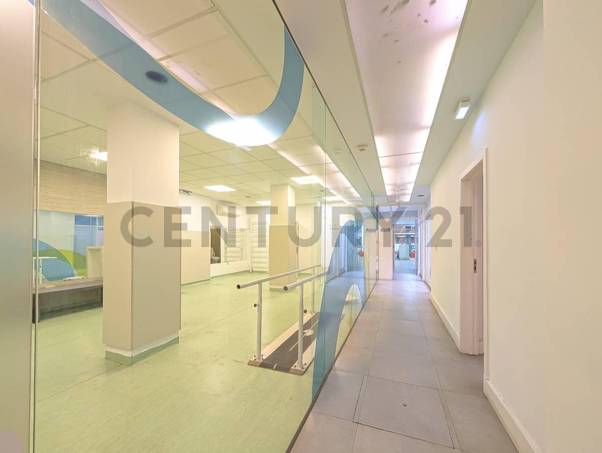Foto de LOCAL COMERCIAL | PLANTA BAJA Y ENTREPISO | 340 M2 | USO PROFESIONAL | PATIOS | BV. OROÑO, imagen 4