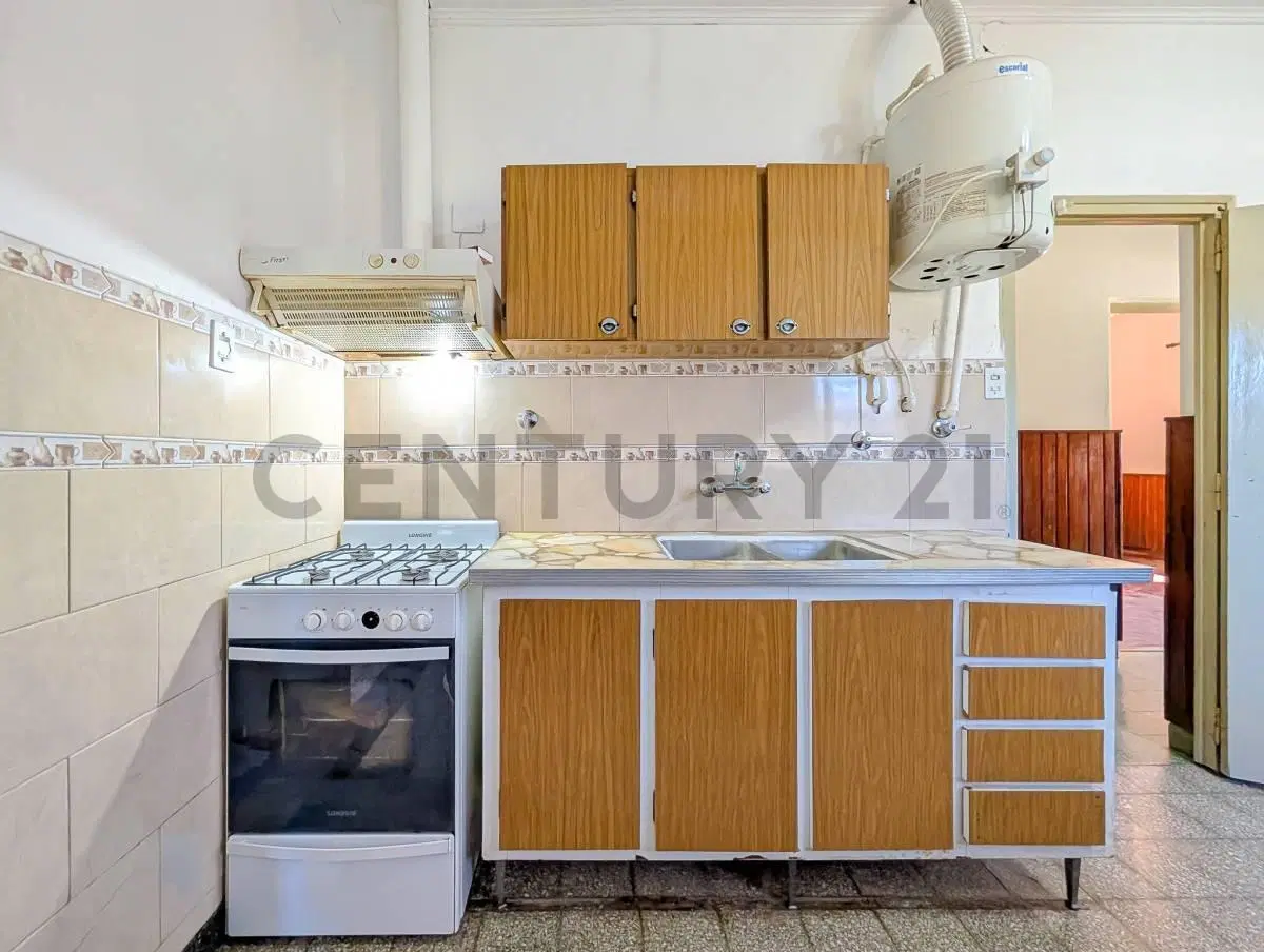 VENTA - CASA - TRES DORMITORIOS - COCHERA - PATIO - JARDIN - PEREZ 5