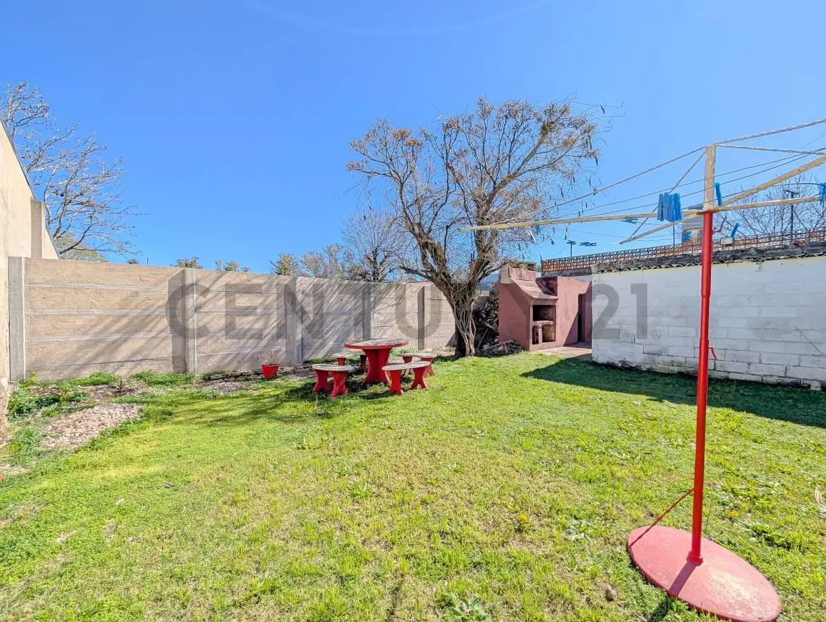 VENTA - CASA - TRES DORMITORIOS - COCHERA - PATIO - JARDIN - PEREZ 2