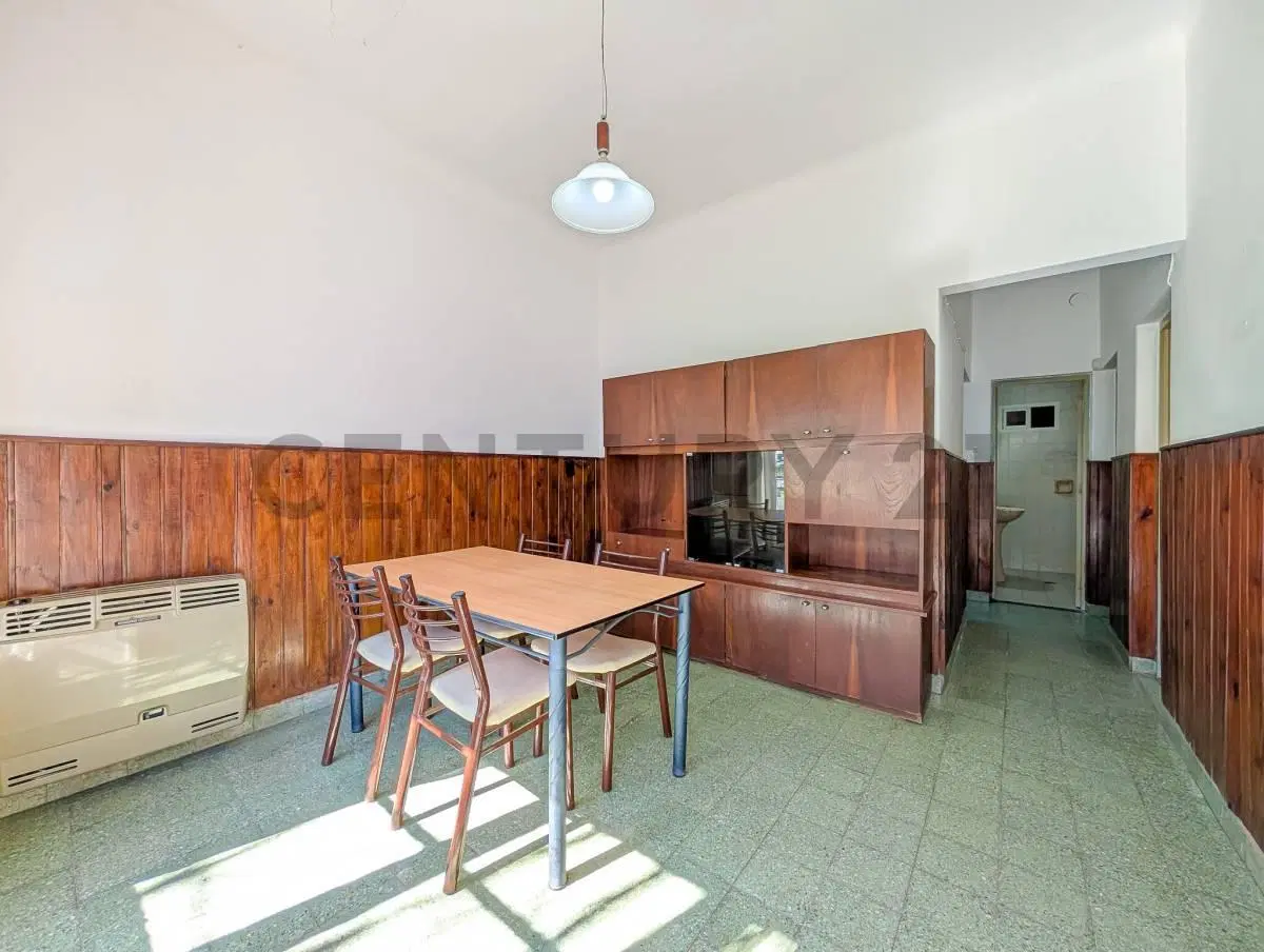 VENTA - CASA - TRES DORMITORIOS - COCHERA - PATIO - JARDIN - PEREZ 4