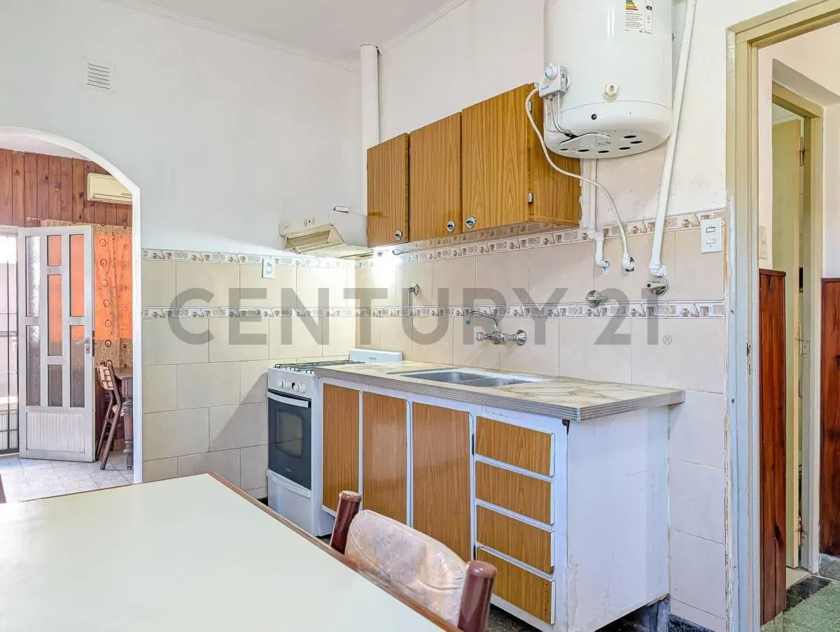 VENTA - CASA - TRES DORMITORIOS - COCHERA - PATIO - JARDIN - PEREZ 3