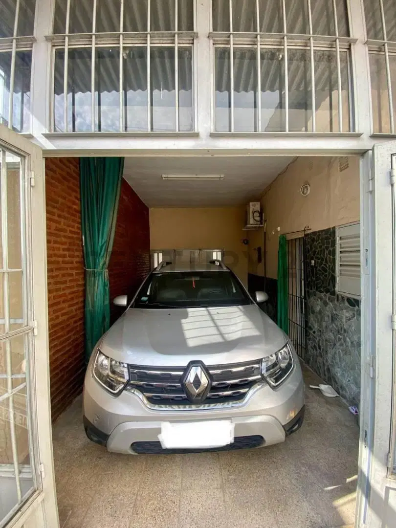 Casa 2 dormitorios, con cochera, patio y espacios para ampliar. Bensuley 100 - Junín al 1600 8