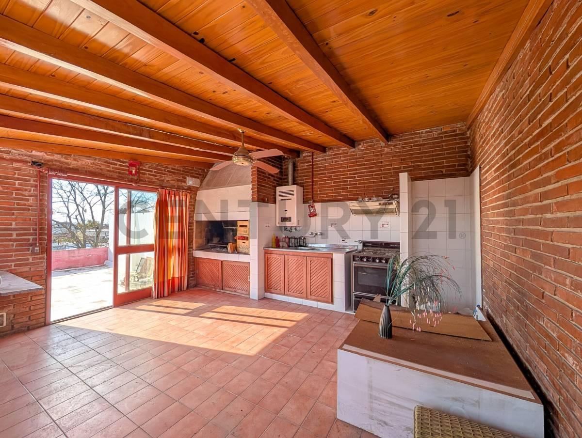 Foto de CASA - 3 DORMITORIOS - LOCAL COMERCIAL - COCHERA - PATIO - QUINCHO, imagen 2