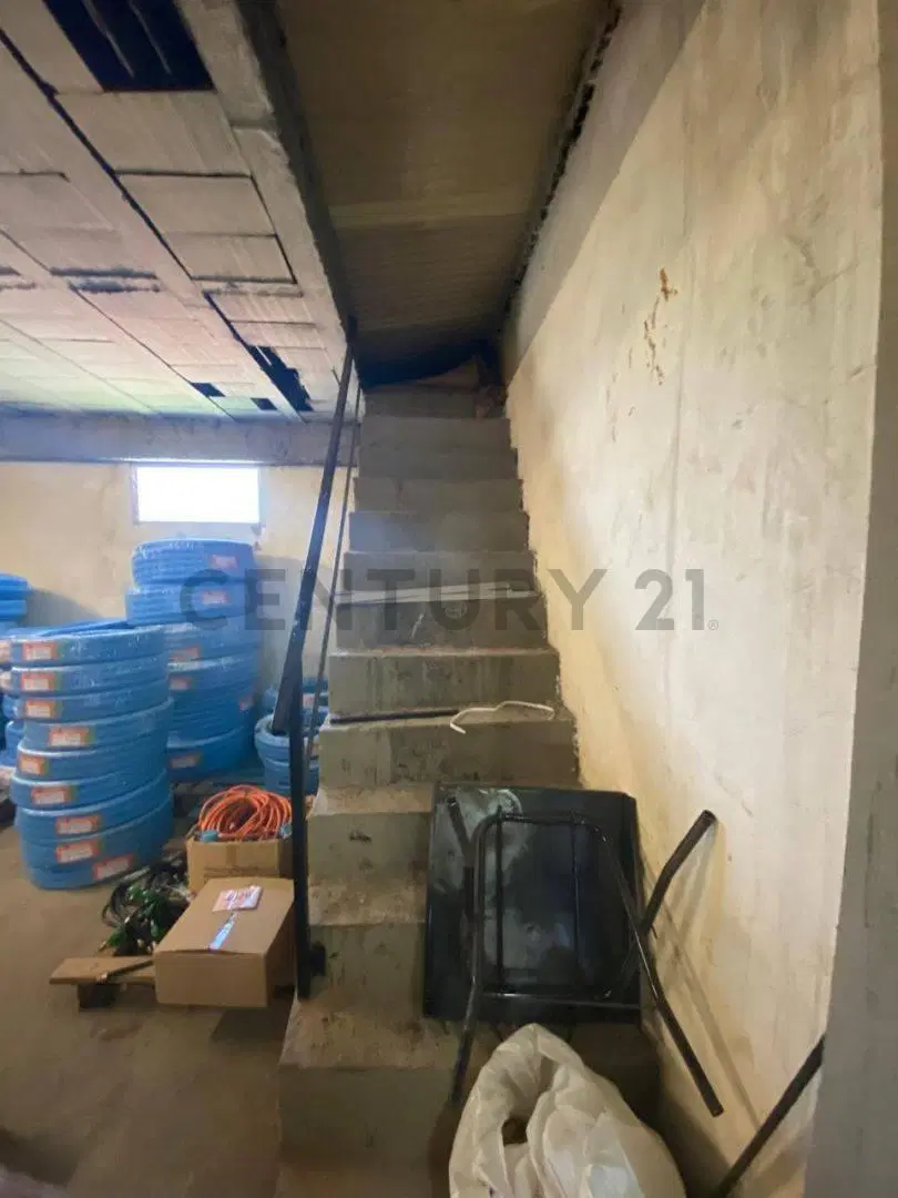 Venta de Depósito con casa a reciclar con patio y pileta - Barrio Belgrano - Rosario 2