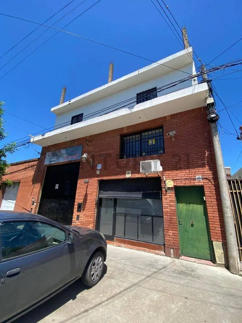 Venta de Depósito con casa a reciclar con patio y pileta - Barrio Belgrano - Rosario 4