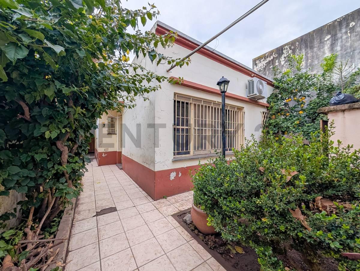 Foto de VENTA - CASA - DOS DORMITORIOS - PATIO - JARDIN - SALADILLO, ROSARIO, imagen 1