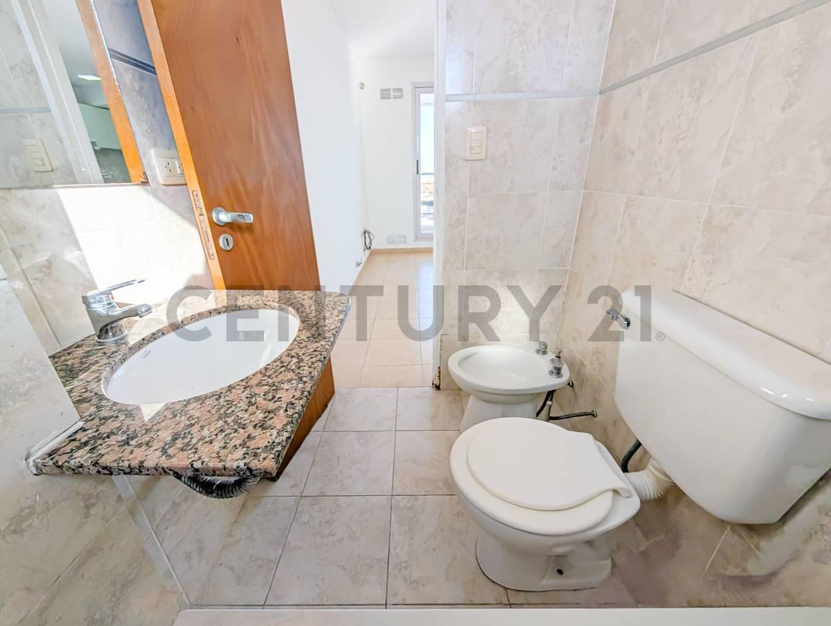 Foto de ALQUILER- DEPTO 1 DOMRITORIO- BALCON- COCHERA- TERRAZA COMPARTIDA, imagen 5