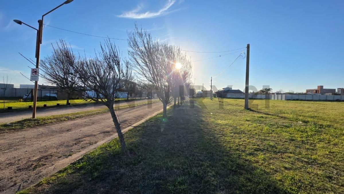 Foto de EN VENTA LOTE ESQUINA BARRIO LOMA DEL ESTE - CAÑADA DE GÓMEZ, imagen 4