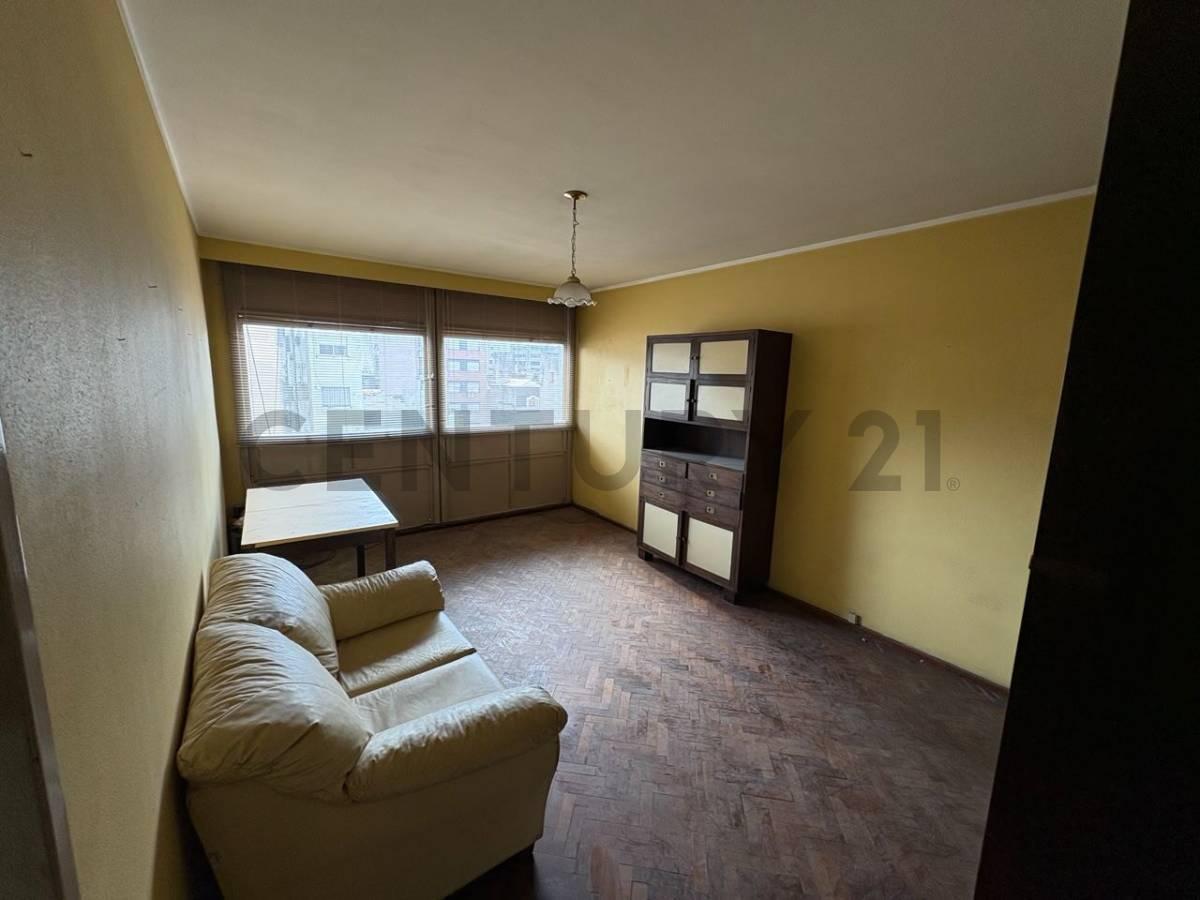 Foto de VENTA DEPARTAMENTO - 2 DORMITORIOS - LUMINOSO - FRENTE A LA PLAZA, imagen 4