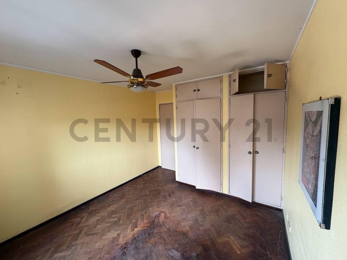 Foto de VENTA DEPARTAMENTO - 2 DORMITORIOS - LUMINOSO - FRENTE A LA PLAZA, imagen 3
