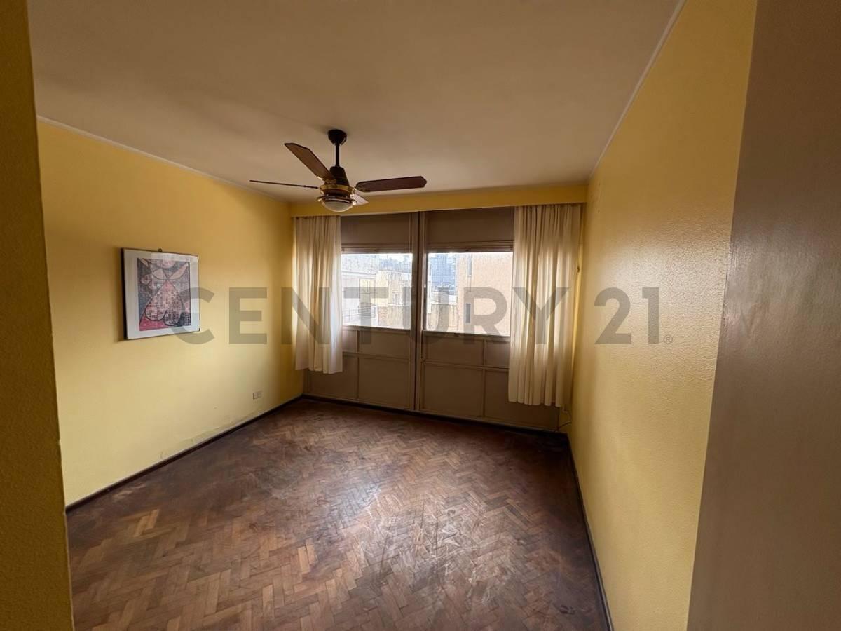 Foto de VENTA DEPARTAMENTO - 2 DORMITORIOS - LUMINOSO - FRENTE A LA PLAZA, imagen 2