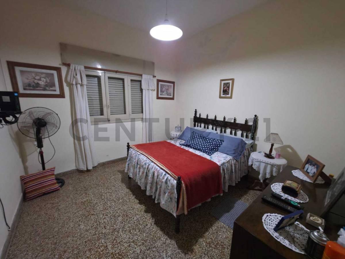 Foto de RETASADA !!! EN VENTA !! 2 DORMITORIOS - DEPENDENCIAS - COCHERA - PATIO, imagen 5