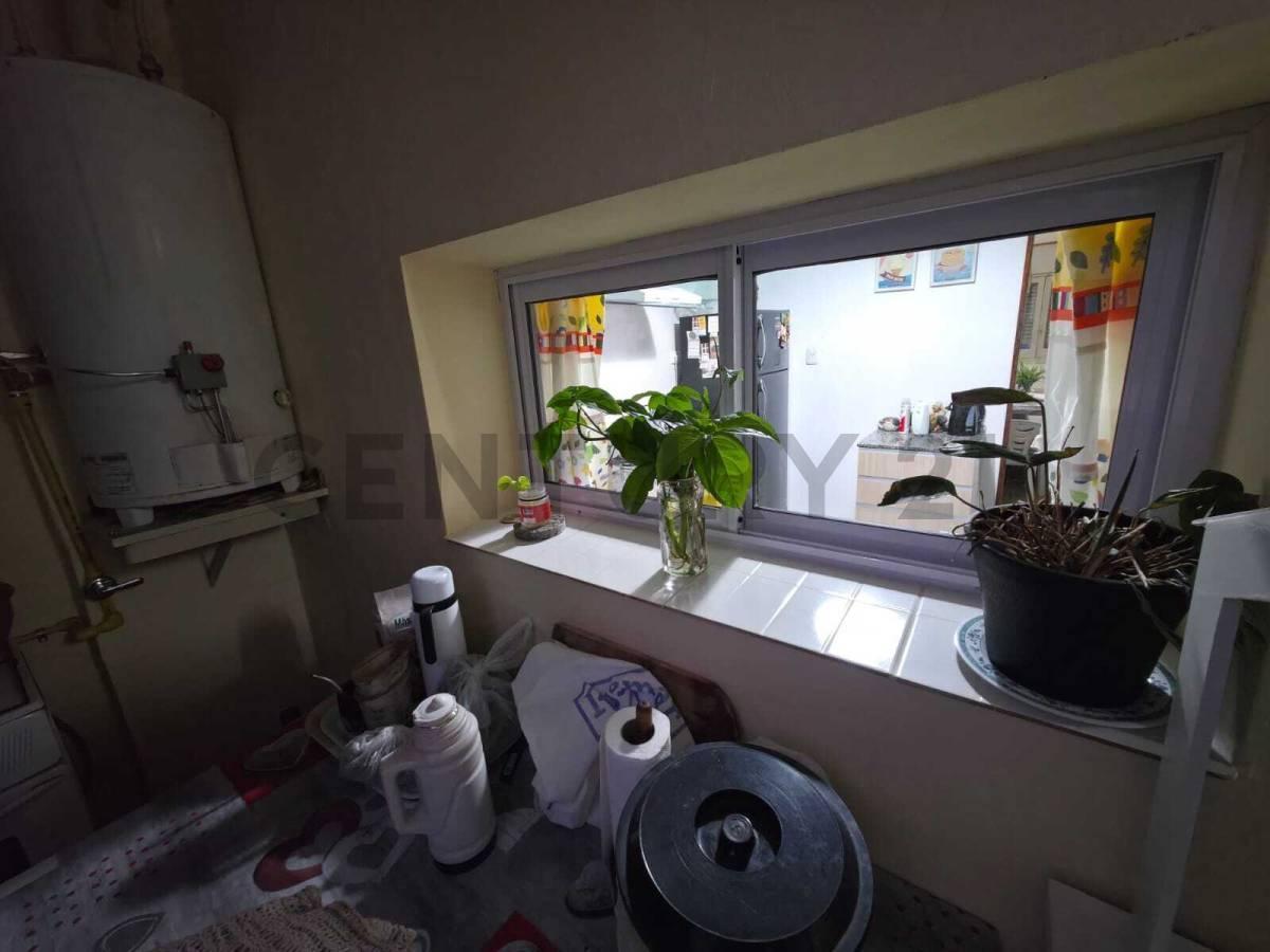 Foto de RETASADA !!! EN VENTA !! 2 DORMITORIOS - DEPENDENCIAS - COCHERA - PATIO, imagen 3