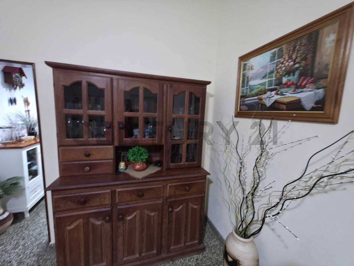 Foto de RETASADA !!! EN VENTA !! 2 DORMITORIOS - DEPENDENCIAS - COCHERA - PATIO, imagen 2
