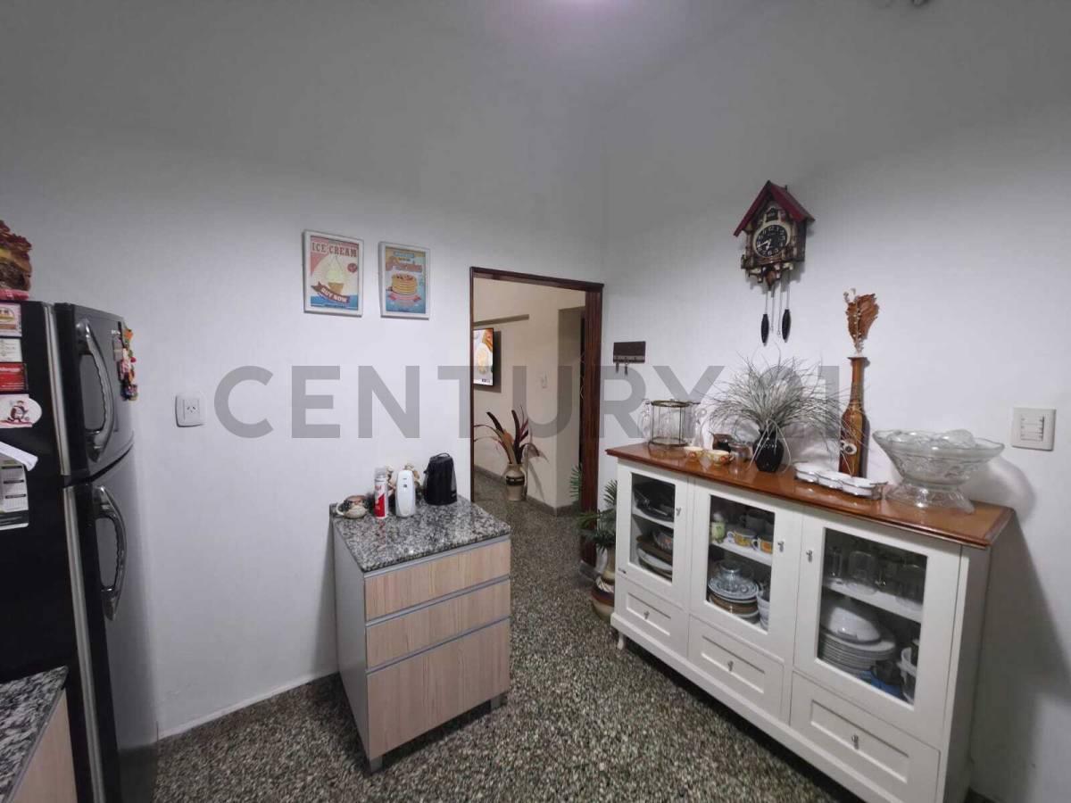 Foto de RETASADA !!! EN VENTA !! 2 DORMITORIOS - DEPENDENCIAS - COCHERA - PATIO, imagen 4