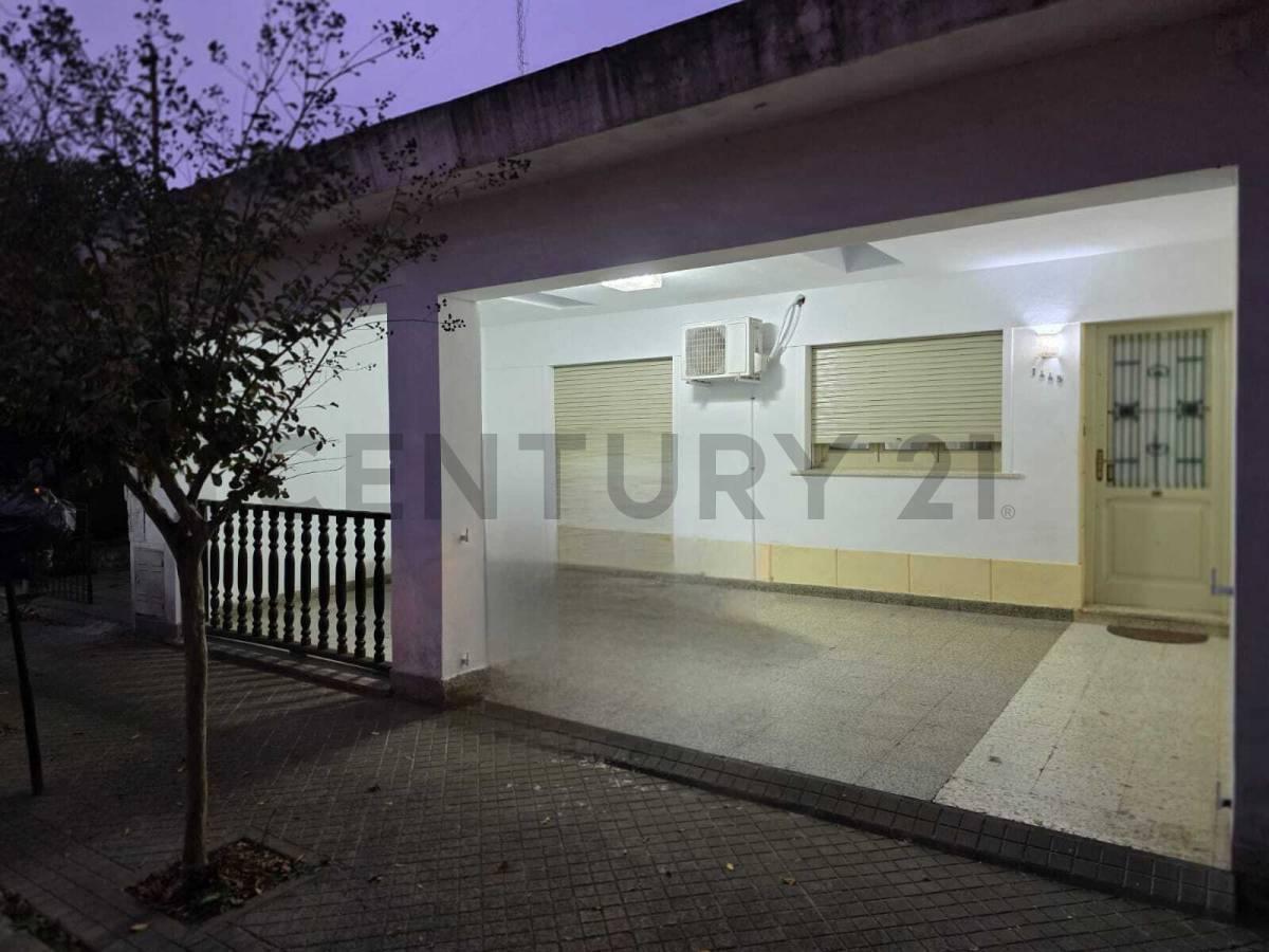 Foto de RETASADA !!! EN VENTA !! 2 DORMITORIOS - DEPENDENCIAS - COCHERA - PATIO, imagen 1