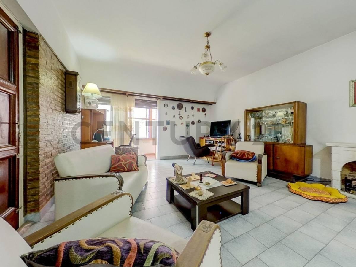 Foto de CASA - 270 M2 -7 AMBIENTES - 4 DORMITORIOS - PEREZ, imagen 1
