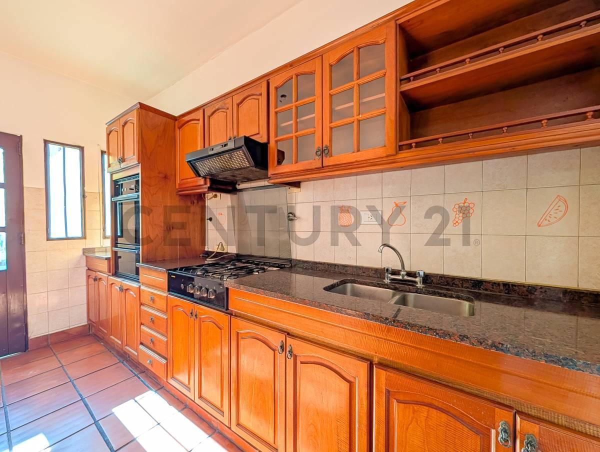 Foto de VENTA - Casa de 4 dormitorios, cochera, terraza y patio con pileta, imagen 4