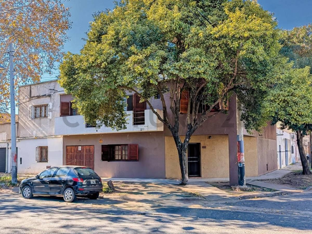 Foto de VENTA - Casa de 4 dormitorios, cochera, terraza y patio con pileta, imagen 1