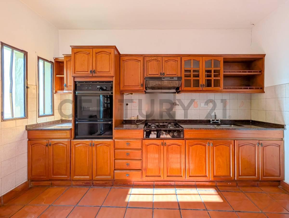 Foto de VENTA - Casa de 4 dormitorios, cochera, terraza y patio con pileta, imagen 5